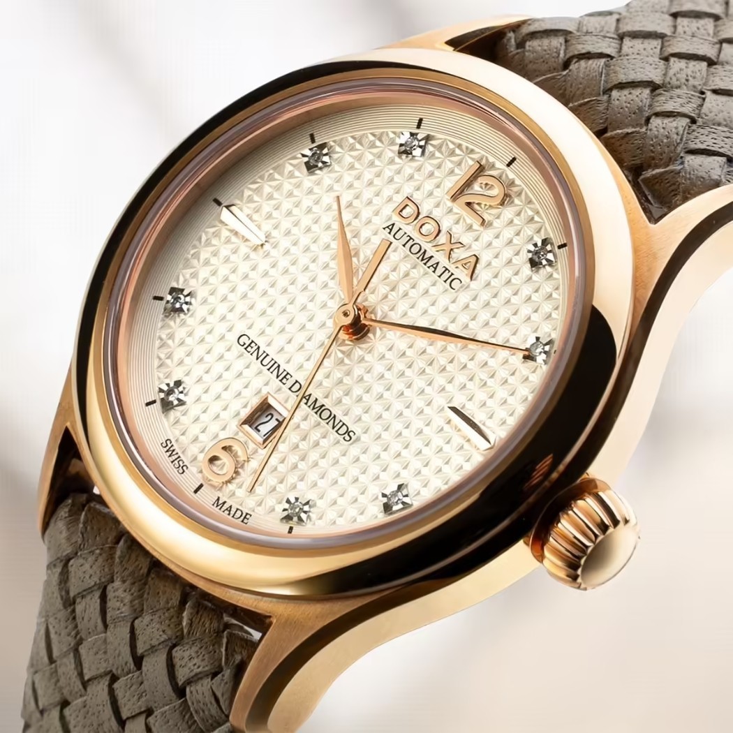 Đồng hồ Doxa Executive D217RIY với dòng chữ Swiss Made