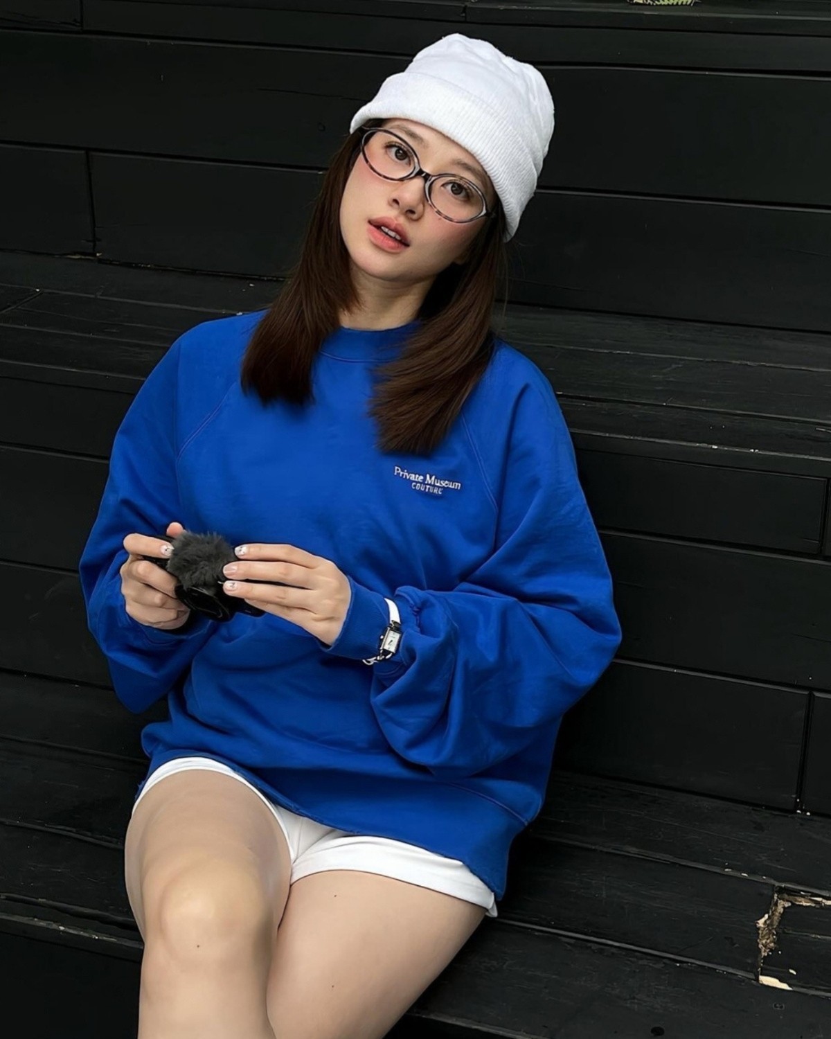 Dạo phố với đồng hồ Saga dây da cá sấu màu trắng