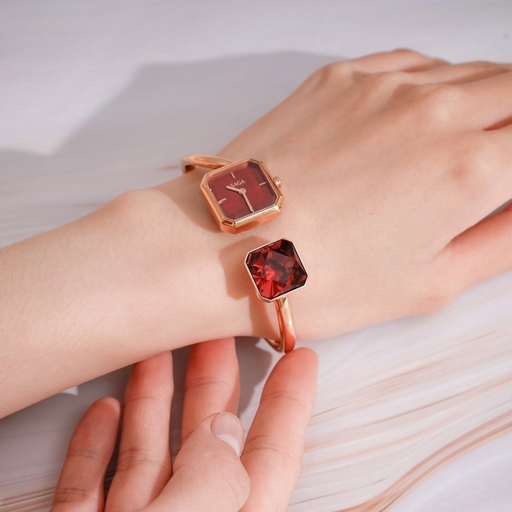 Đồng hồ Saga vỏ hình vuông