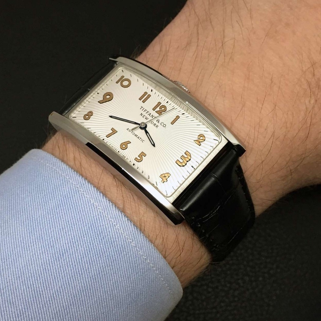 Đồng hồ dáng East-West