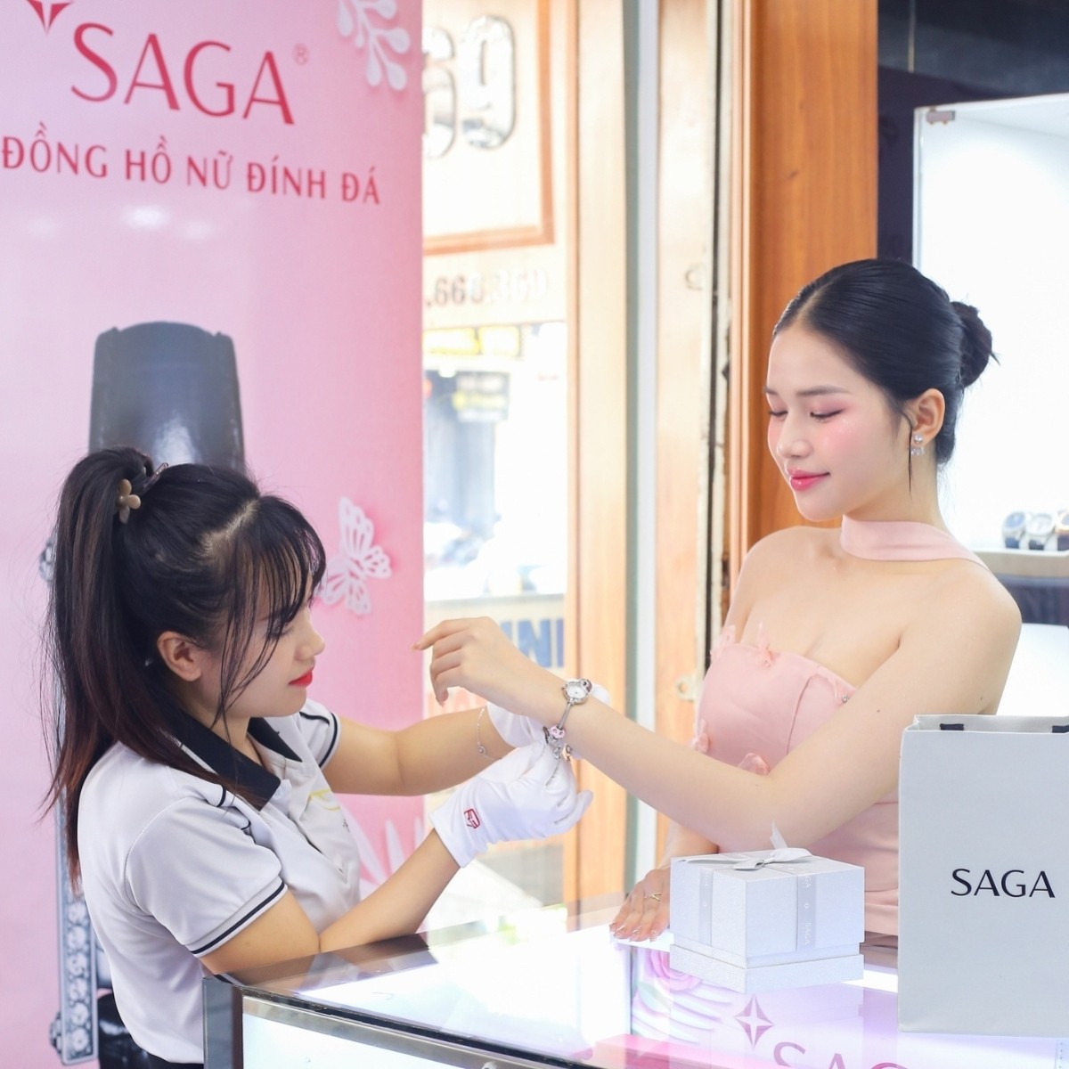 Saga thành lập vào năm 1950 tại xứ sở cờ hoa