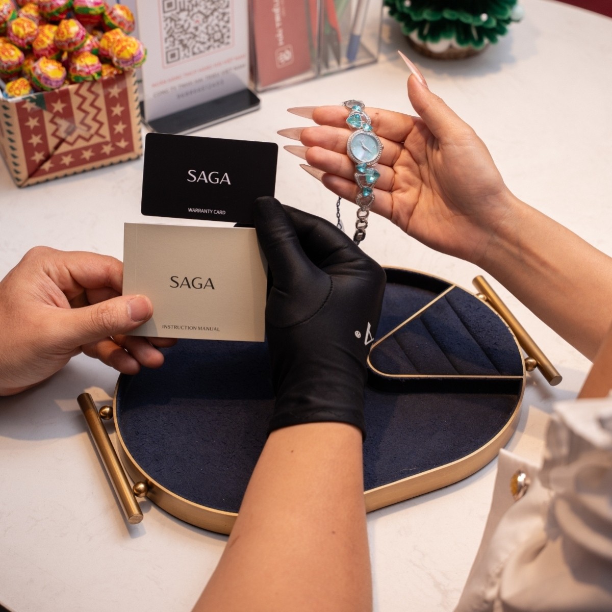 Quyền lợi nhận được khi mua đồng hồ da cá sấu chính hãng tại Saga Vietnam