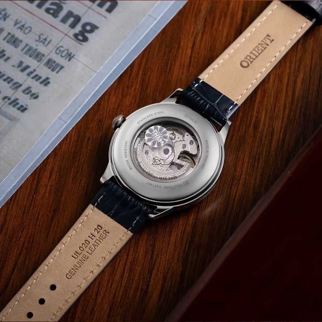 Nắp đáy trong suốt của đồng hồ Orient Sun and Moon