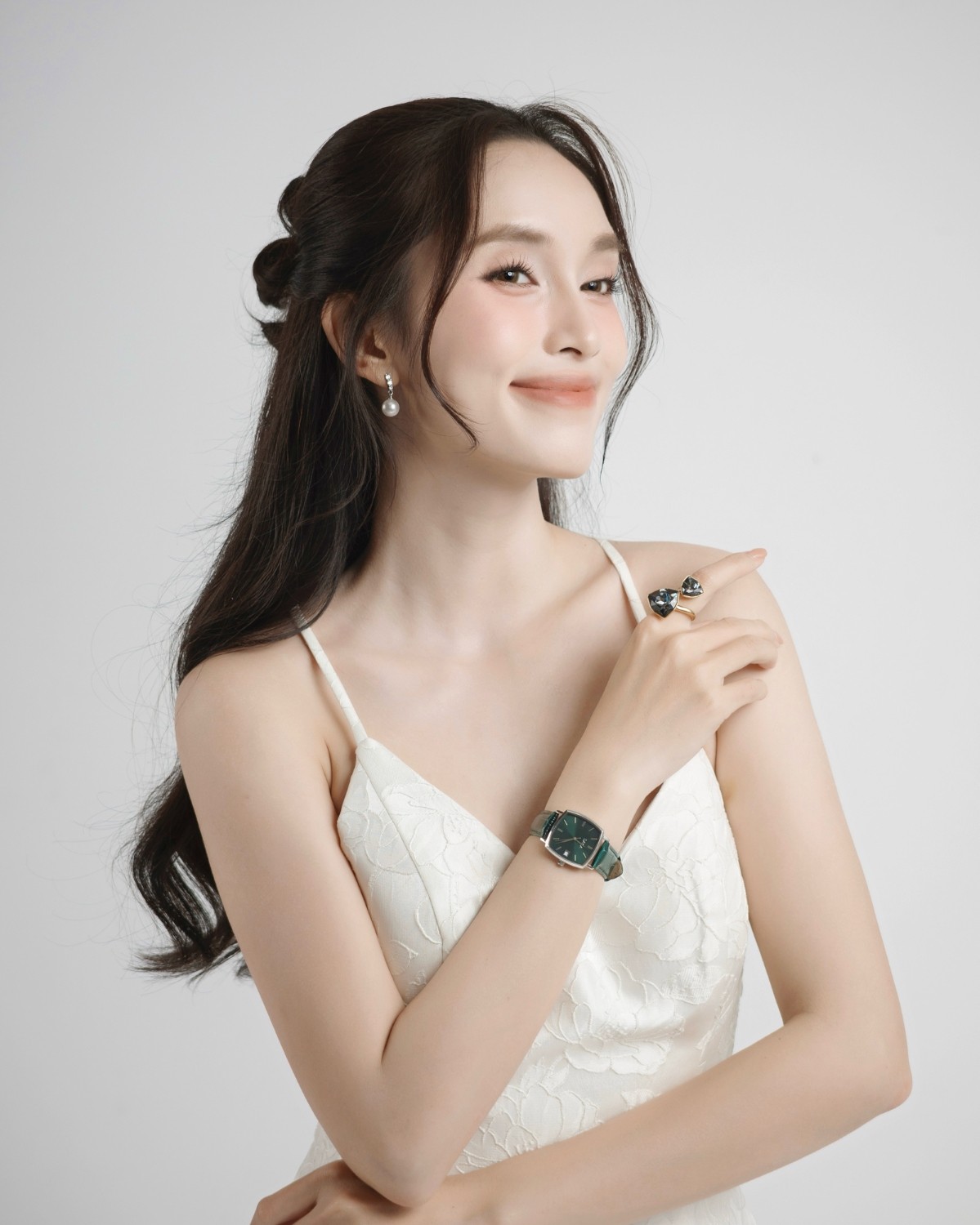 Đeo đồng hồ Saga 71979-SVGRGR-2 đi gặp gỡ bạn bè