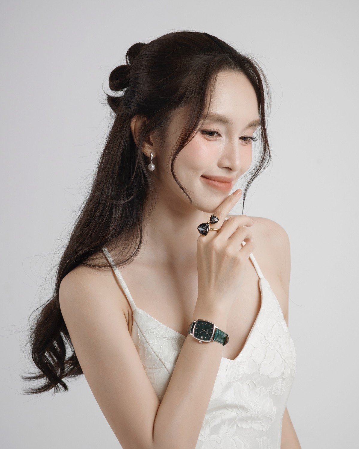 Đồng hồ thời trang Saga 71979-SVGRGR-2 trên tay Gia Hân