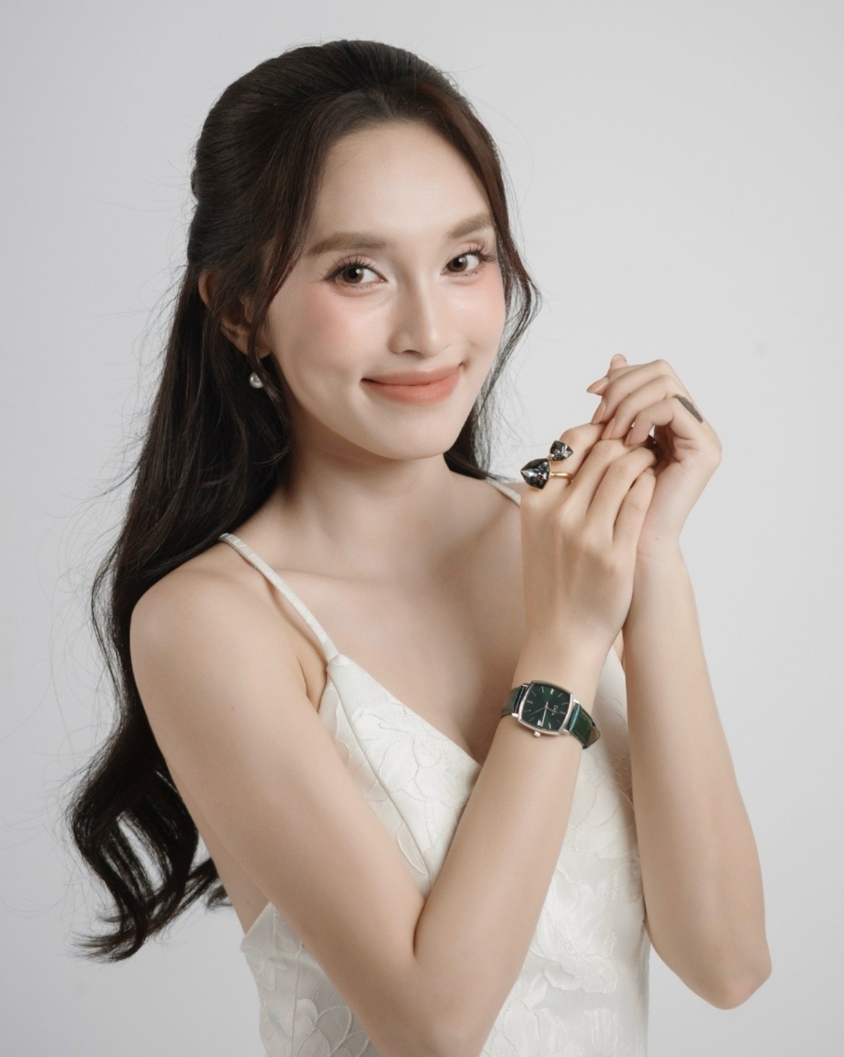 Gia Hân và đồng hồ nữ Saga 71979-SVGRGR-2