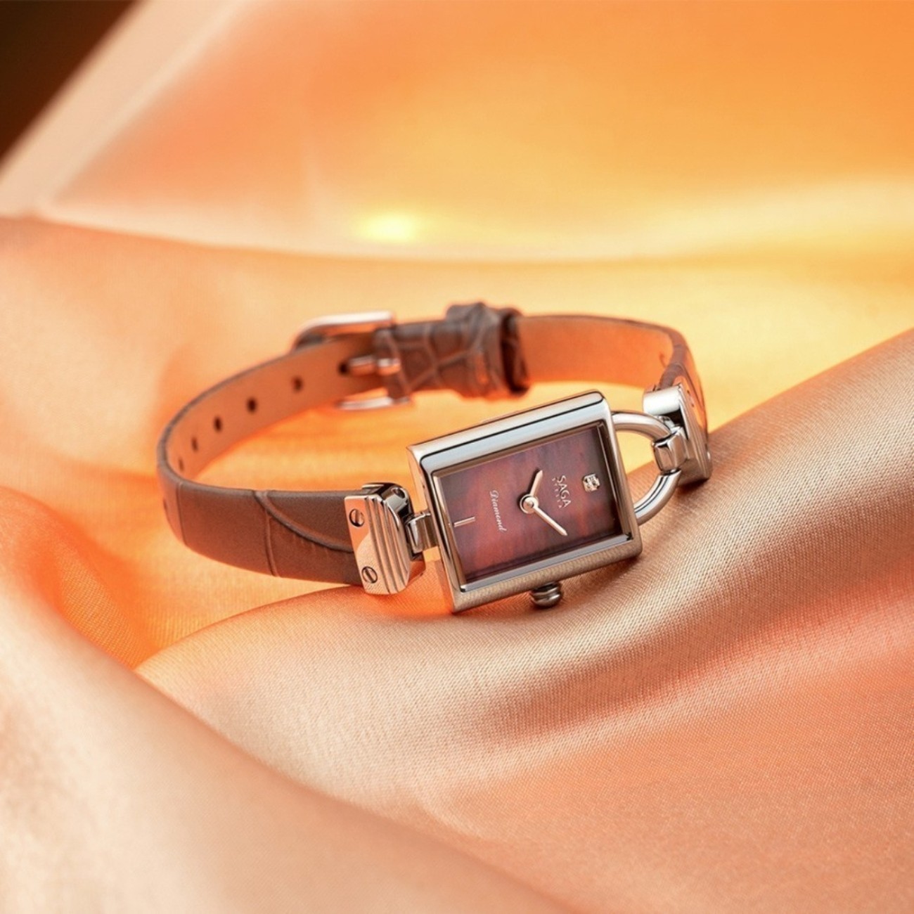 Đồng hồ dây da cá sấu Saga sử dụng máy Quartz Ronda