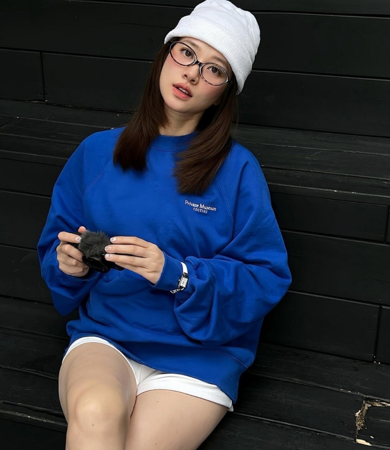 Dạo phố với đồng hồ Saga dây da cá sấu màu trắng