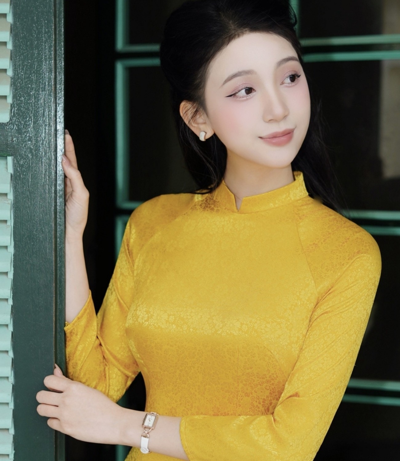 Đeo đồng hồ dây da cá sấu Saga với áo dài truyền thống