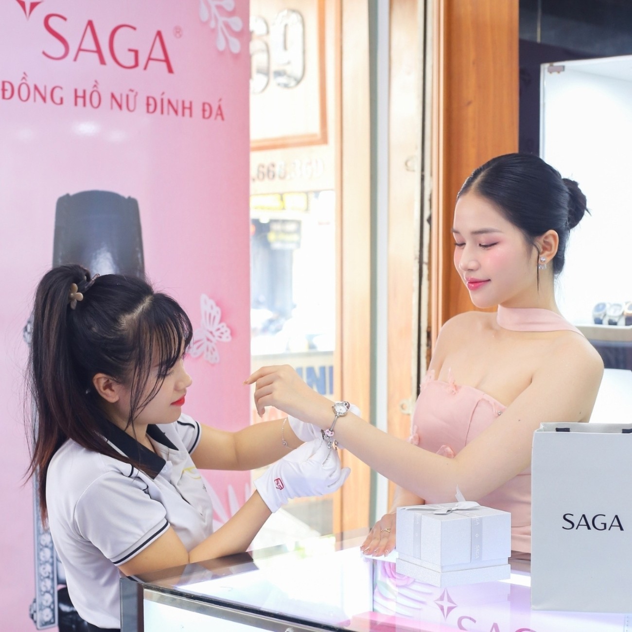 Saga thành lập vào năm 1950 tại xứ sở cờ hoa