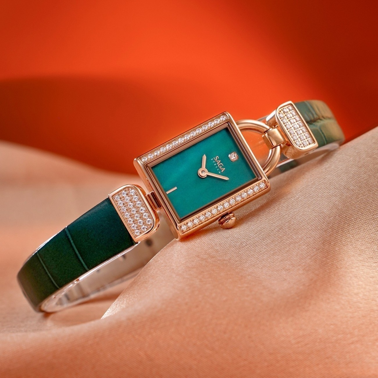 Đồng hồ dây da cá sấu có độ bền cao