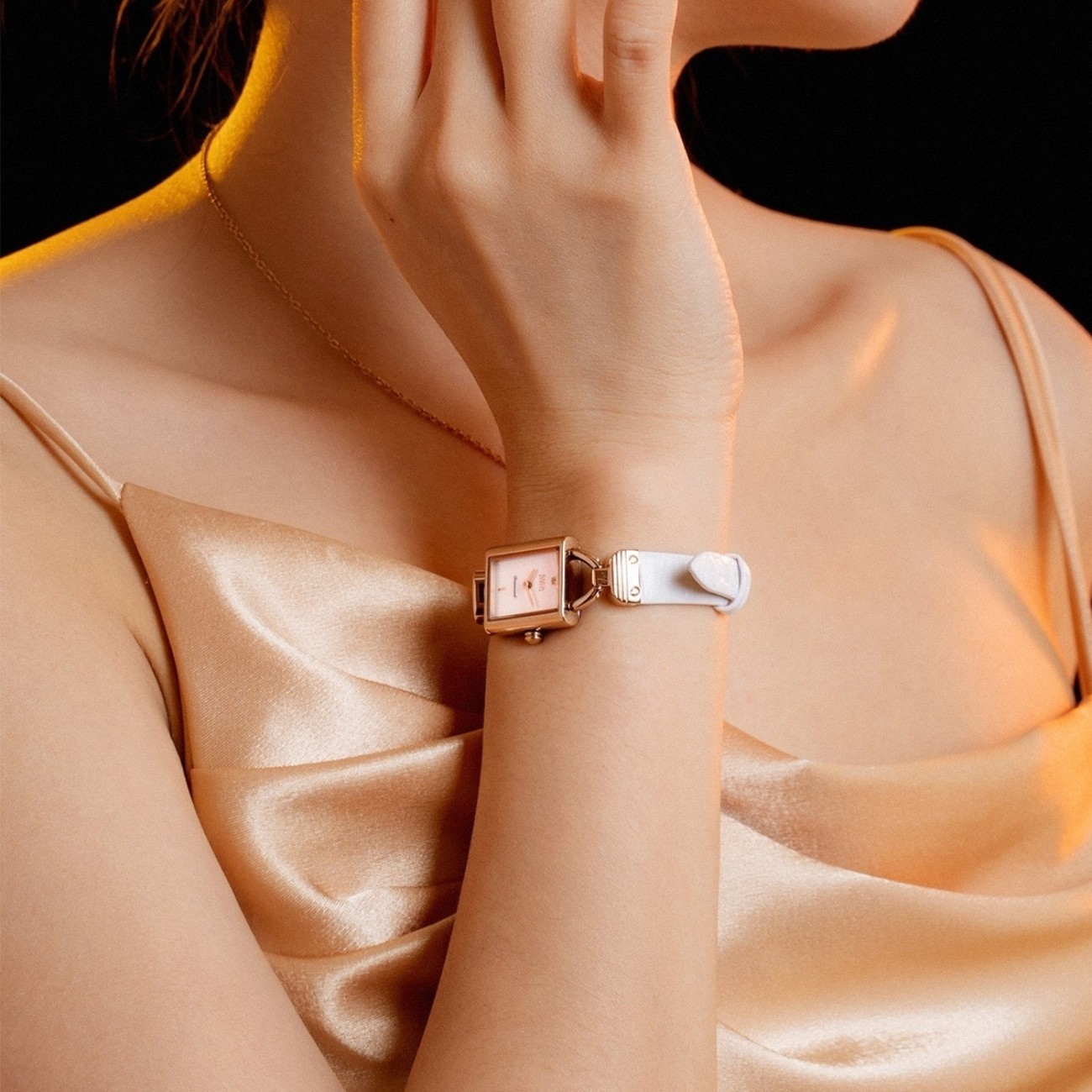 Đồng hồ da cá sấu mang lại cảm giác êm ái