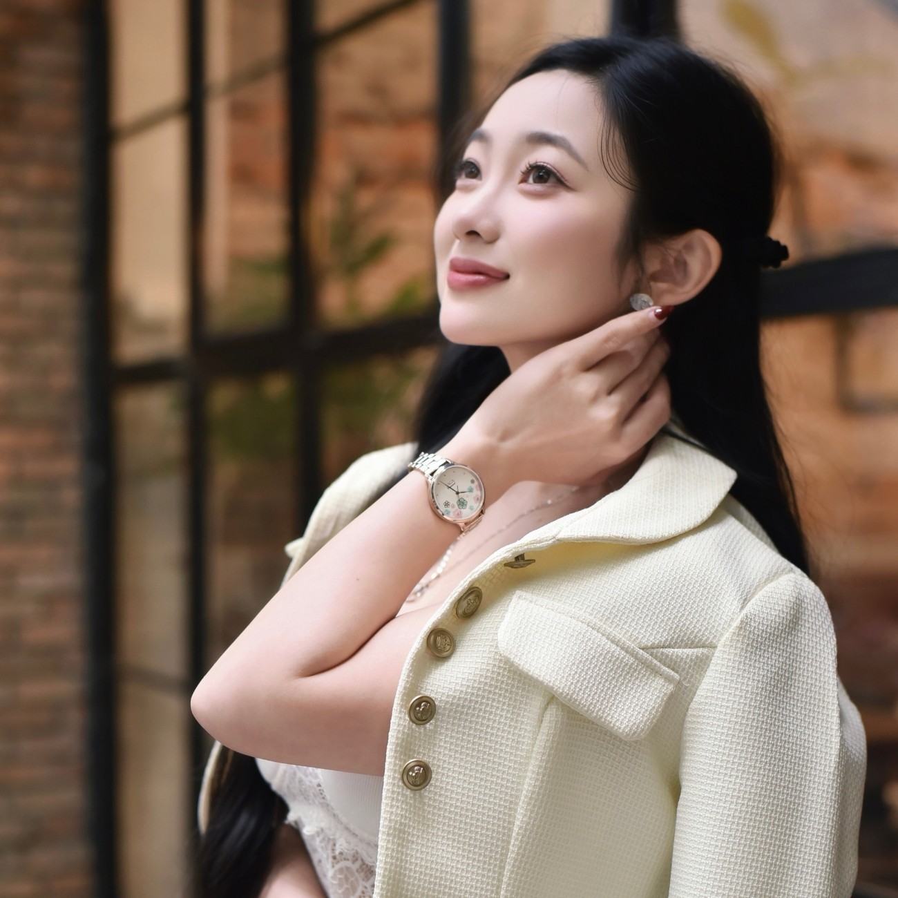 Người mẫu diện đồng hồ thời trang Saga Chroma Dance bản hoa trà