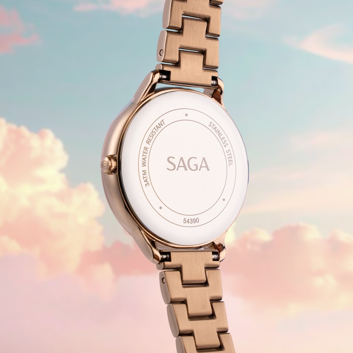 Saga Chroma Dance 54390-LGWTLG-2A – Mặt số 34mm, Mặt số đổi màu, Đính đá 11 Mặt sau Saga 54390-LGWTLG-2A