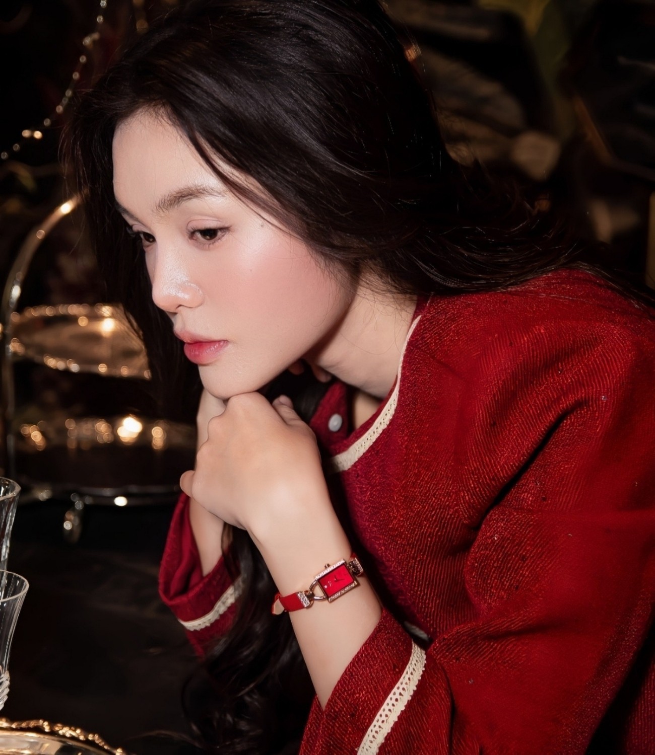 Diễn viên Nhật Hạ đeo đồng hồ dây da cá sấu Saga cao cấp