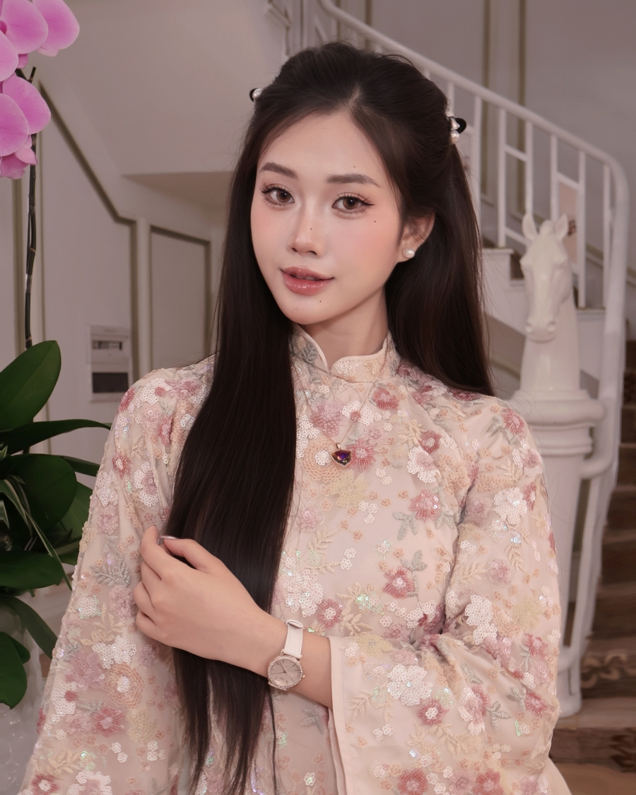 Khánh Chi diện đồng hồ Saga chụp áo dài