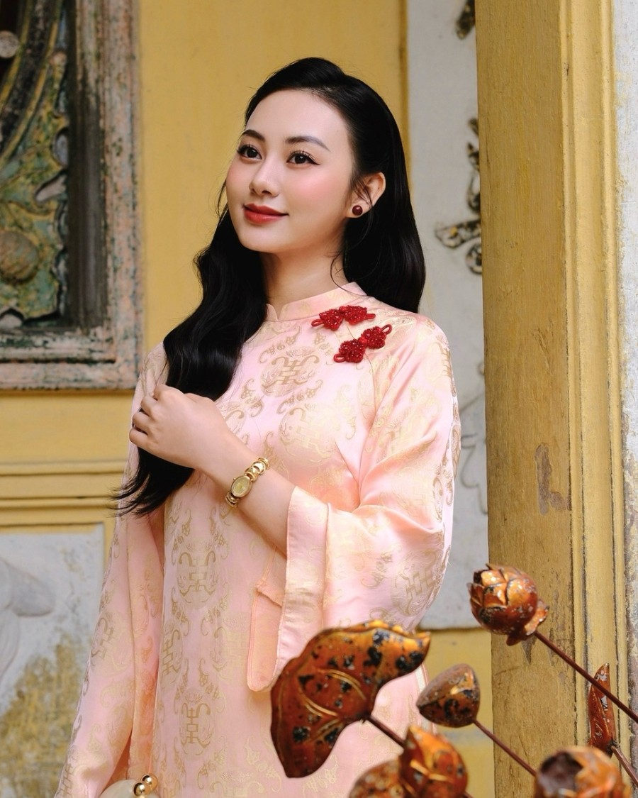 Thu Trang diện áo dài cùng đồng hồ
