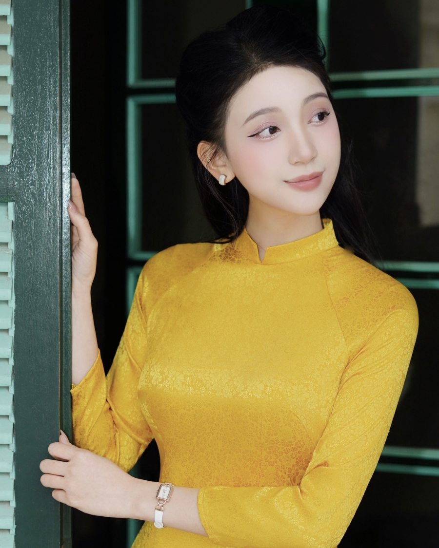 Thùy Dung diện áo dài với đồng hồ thời trang Saga