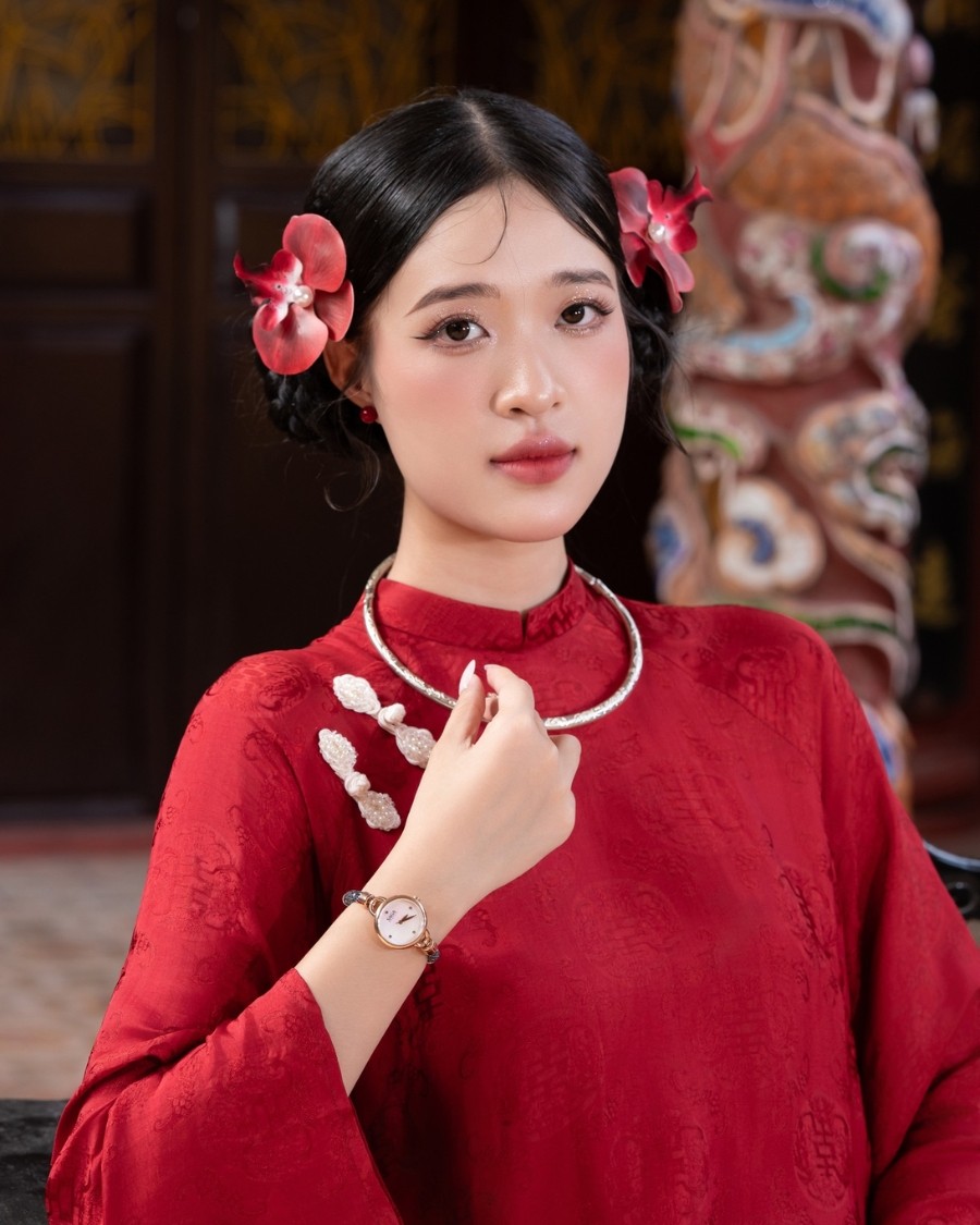 Yến Nhi và đồng hồ thời trang Saga