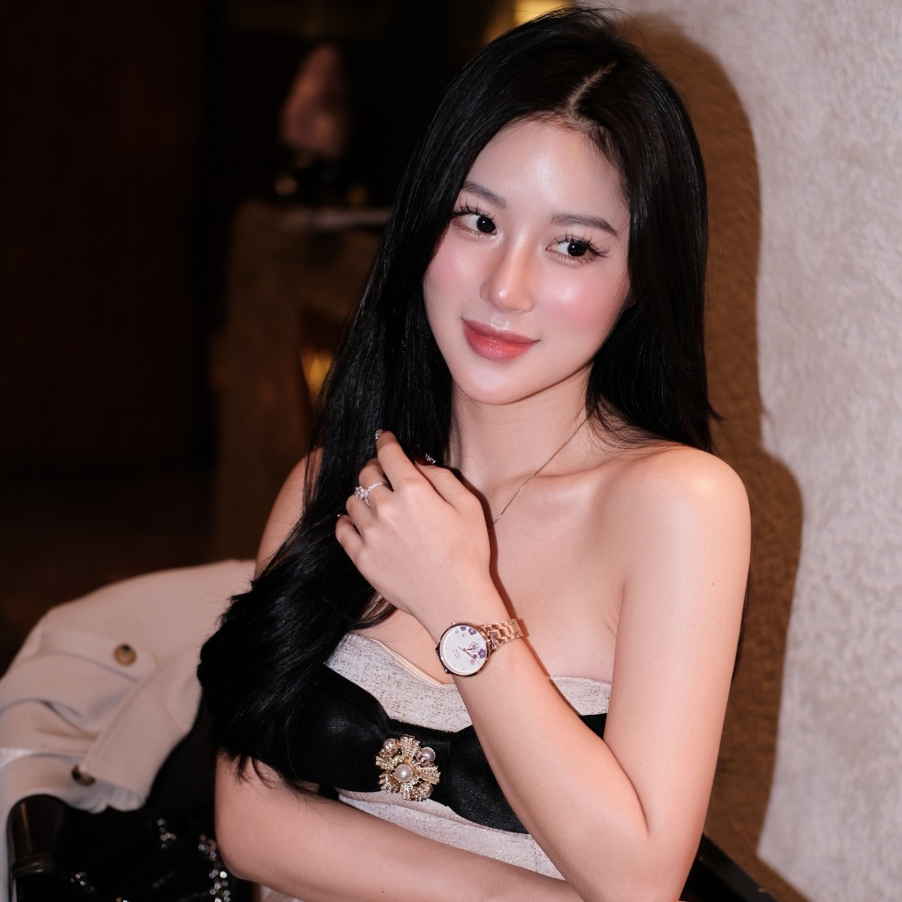 Quỳnh Hương diện đồng hồ Saga Chroma Dance bản hoa trà