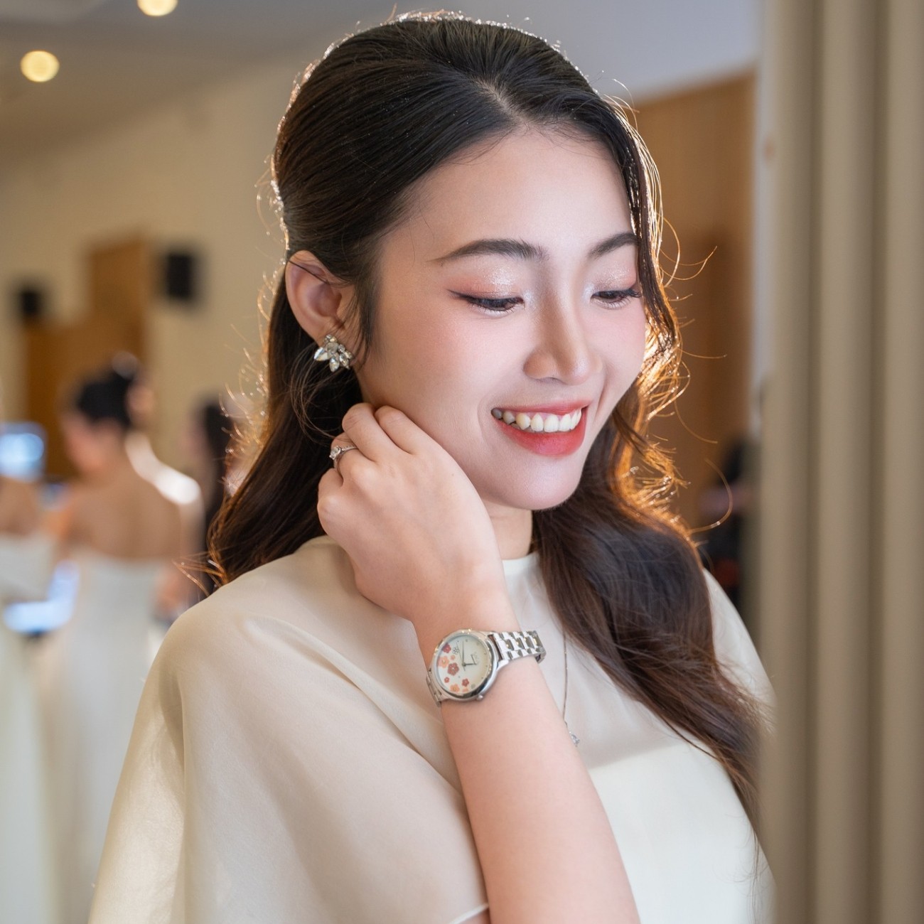 Đồng hồ đeo tay Saga Chroma Dance có cấu trúc tinh gọn