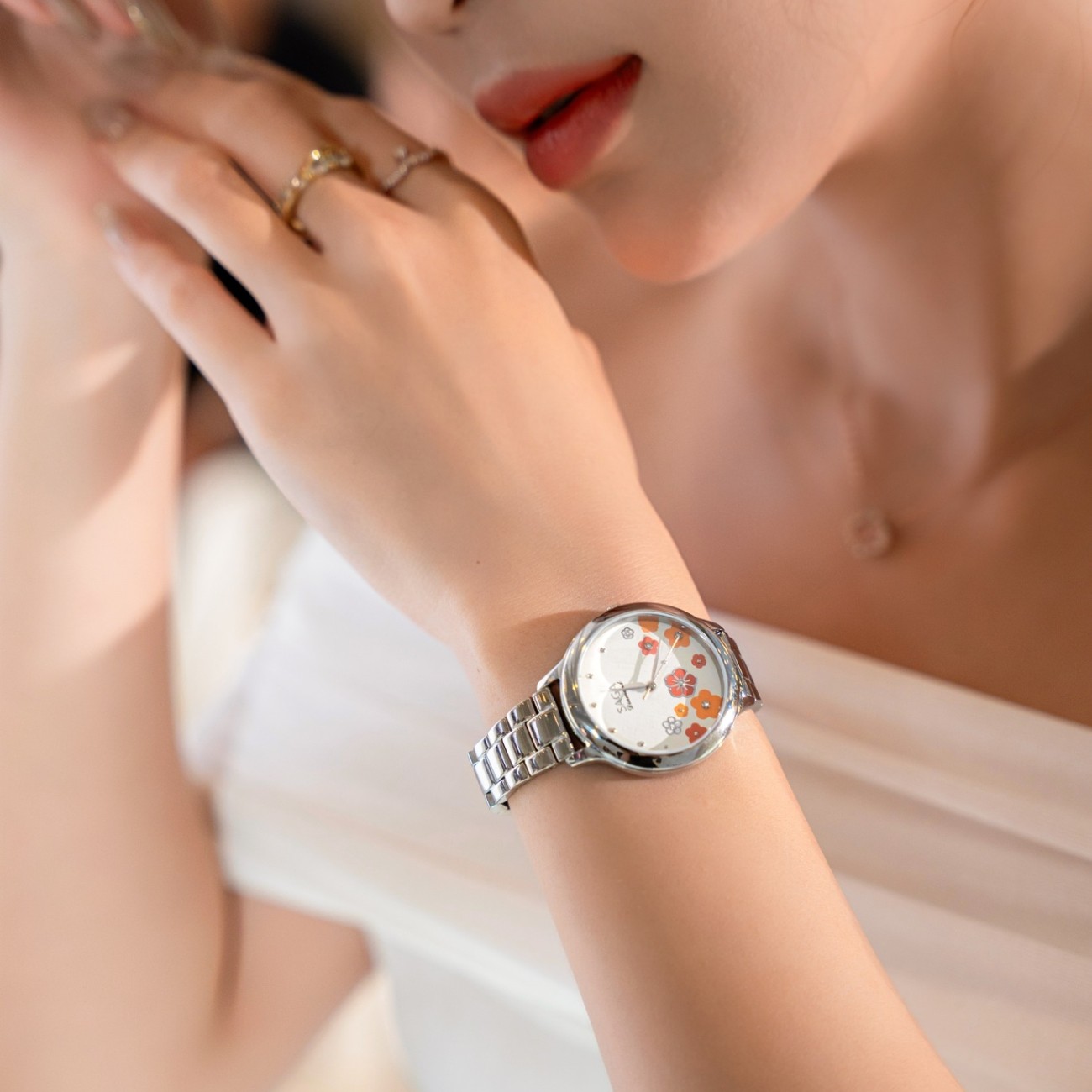 Chỉ có họa tiết hoa trên mặt số Saga Chroma Dance mới đổi màu