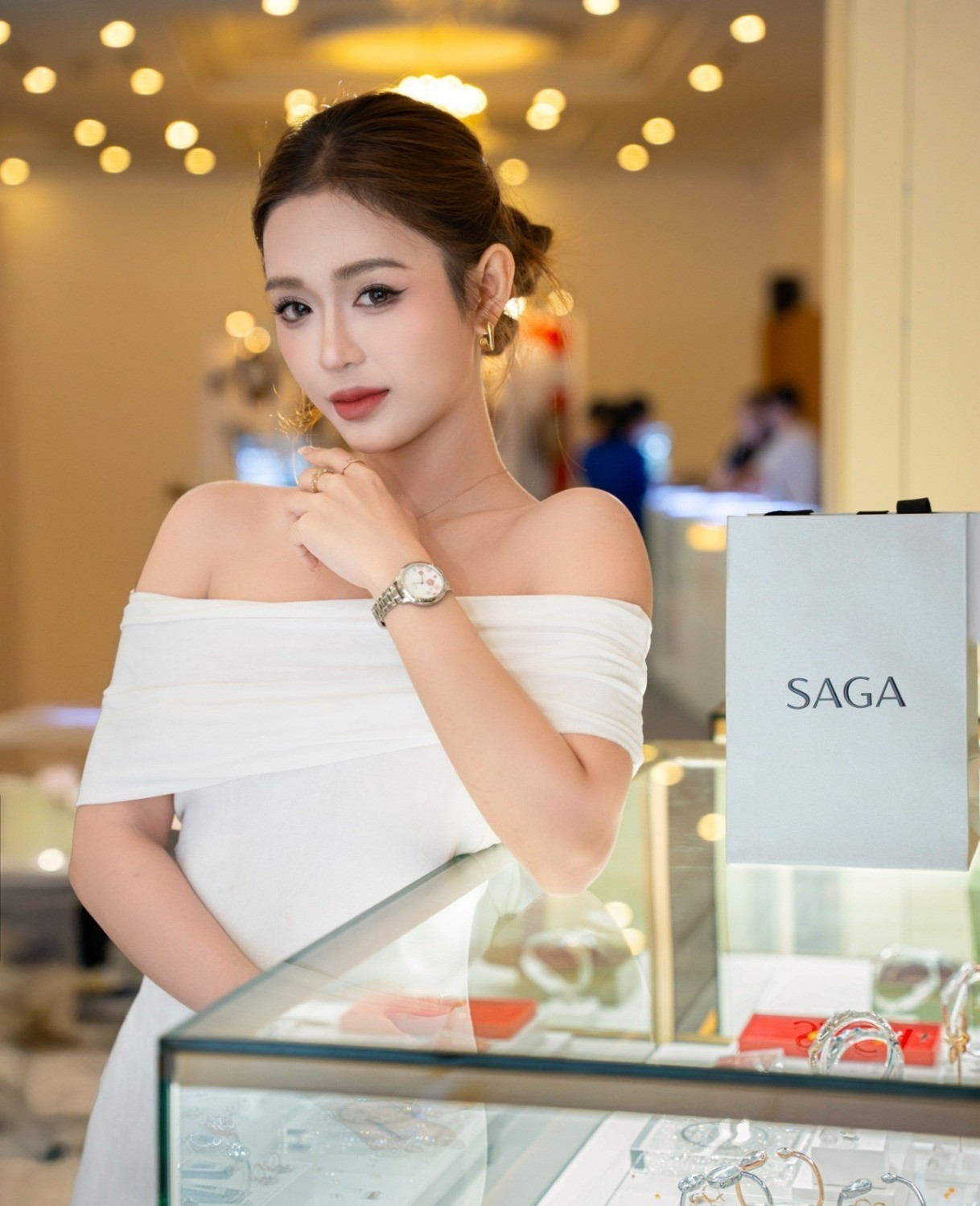 Mẫu diện đồng hồ Saga Chroma Dance dây kim loại