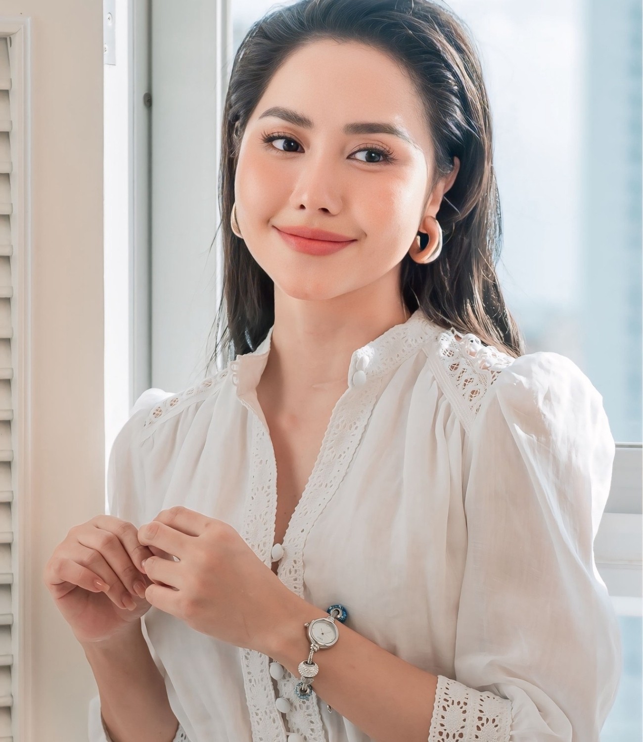 Vòng tay charm trên tay diễn viên Tường Vi