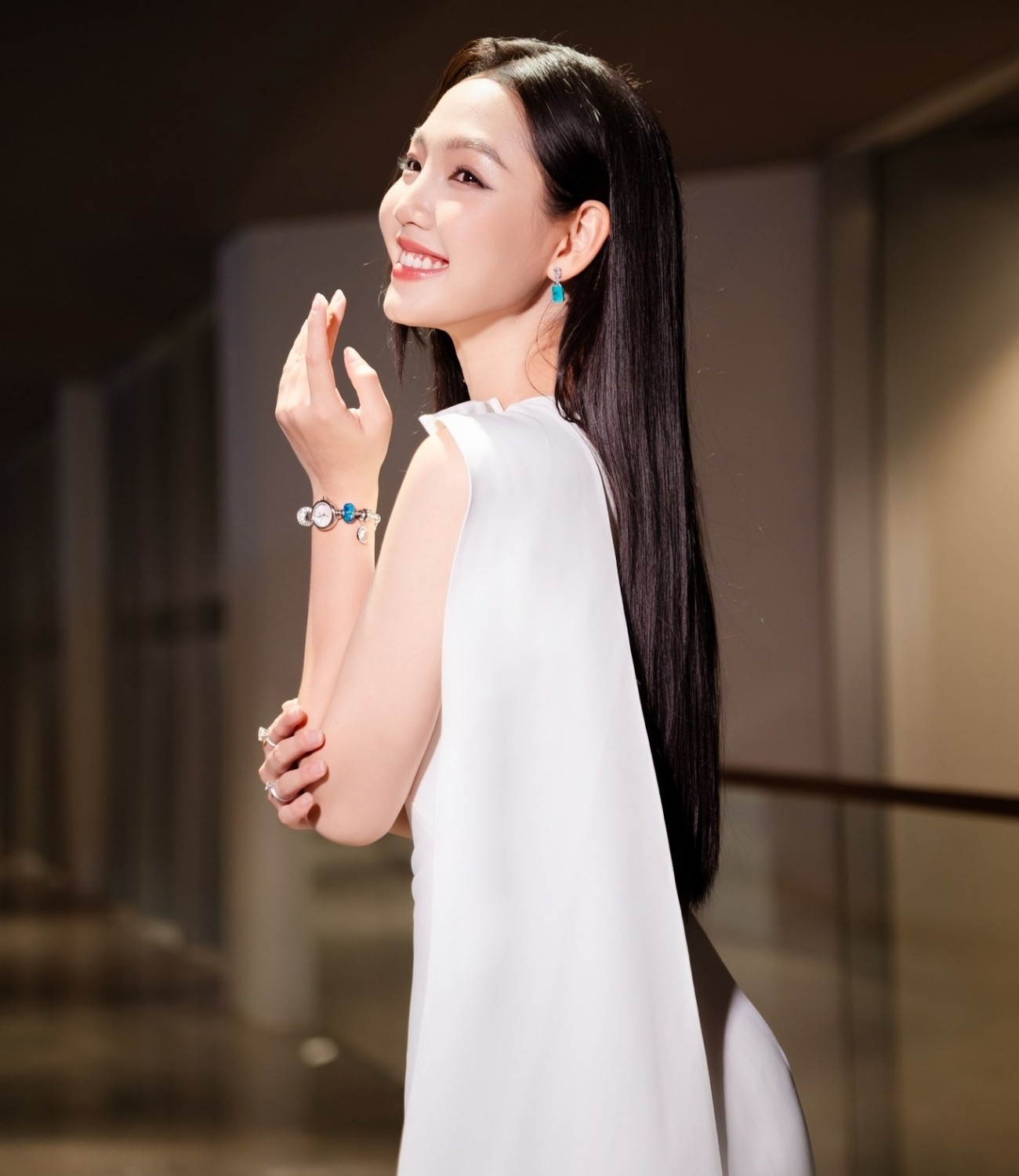 Tỏa sáng khi đeo đồng hồ nữ Saga