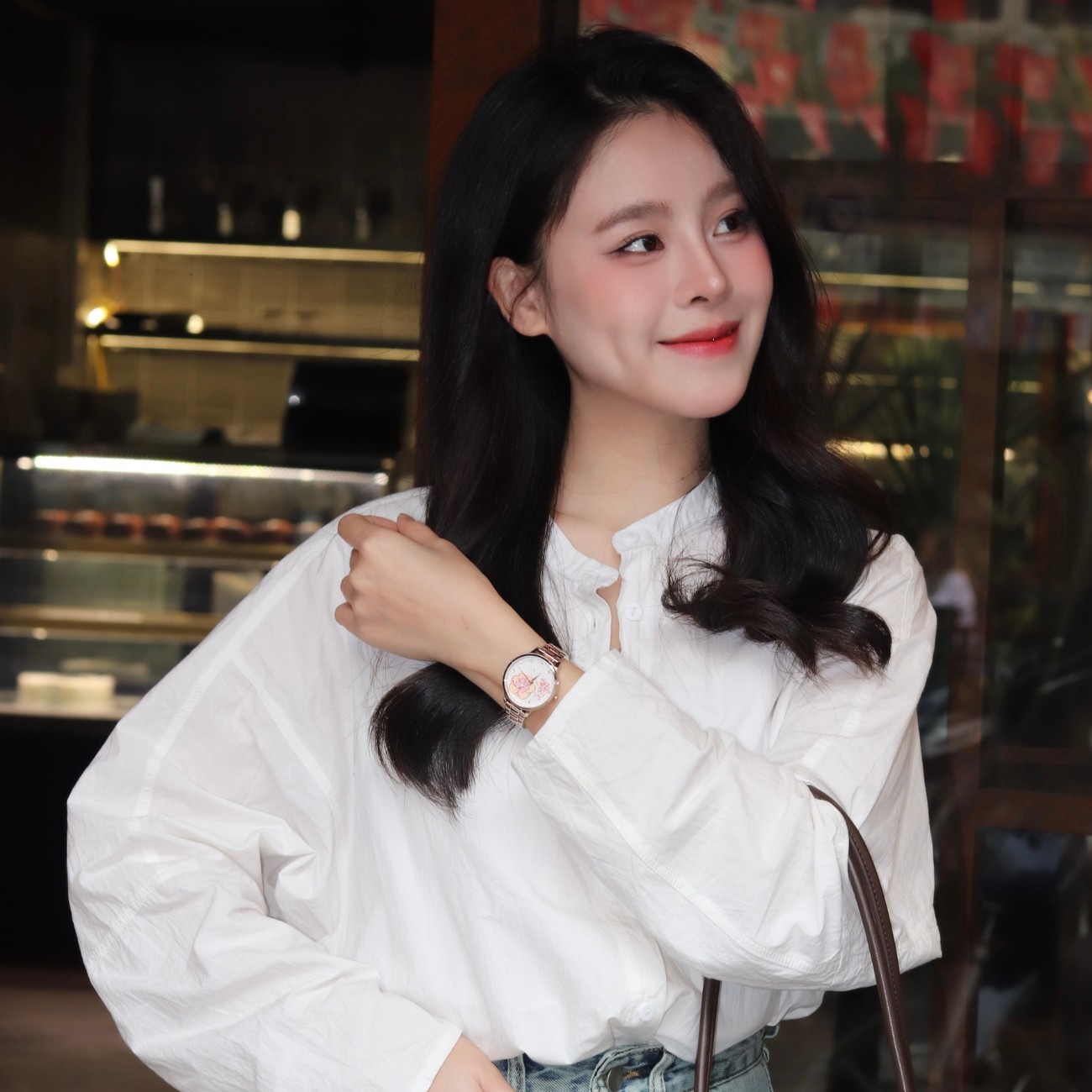 Thùy Dương đeo đồng hồ Saga Chroma Dance bản hoa sen trên tay