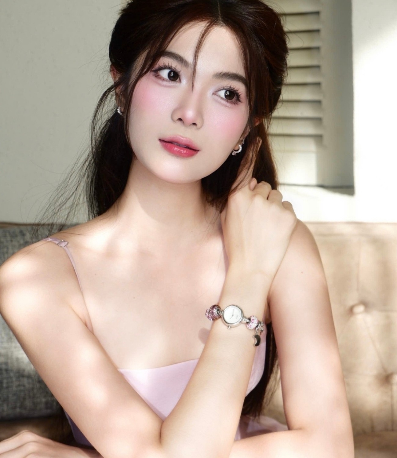 Thiếu nữ duyên dáng, trang nhã khi diện vòng tay charm Saga