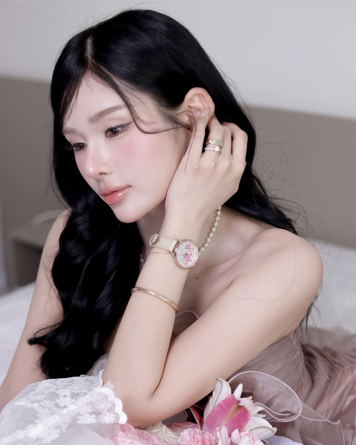 Đồng hồ Saga 54390-LGWTYL-2 trên tay Linh Chiibi