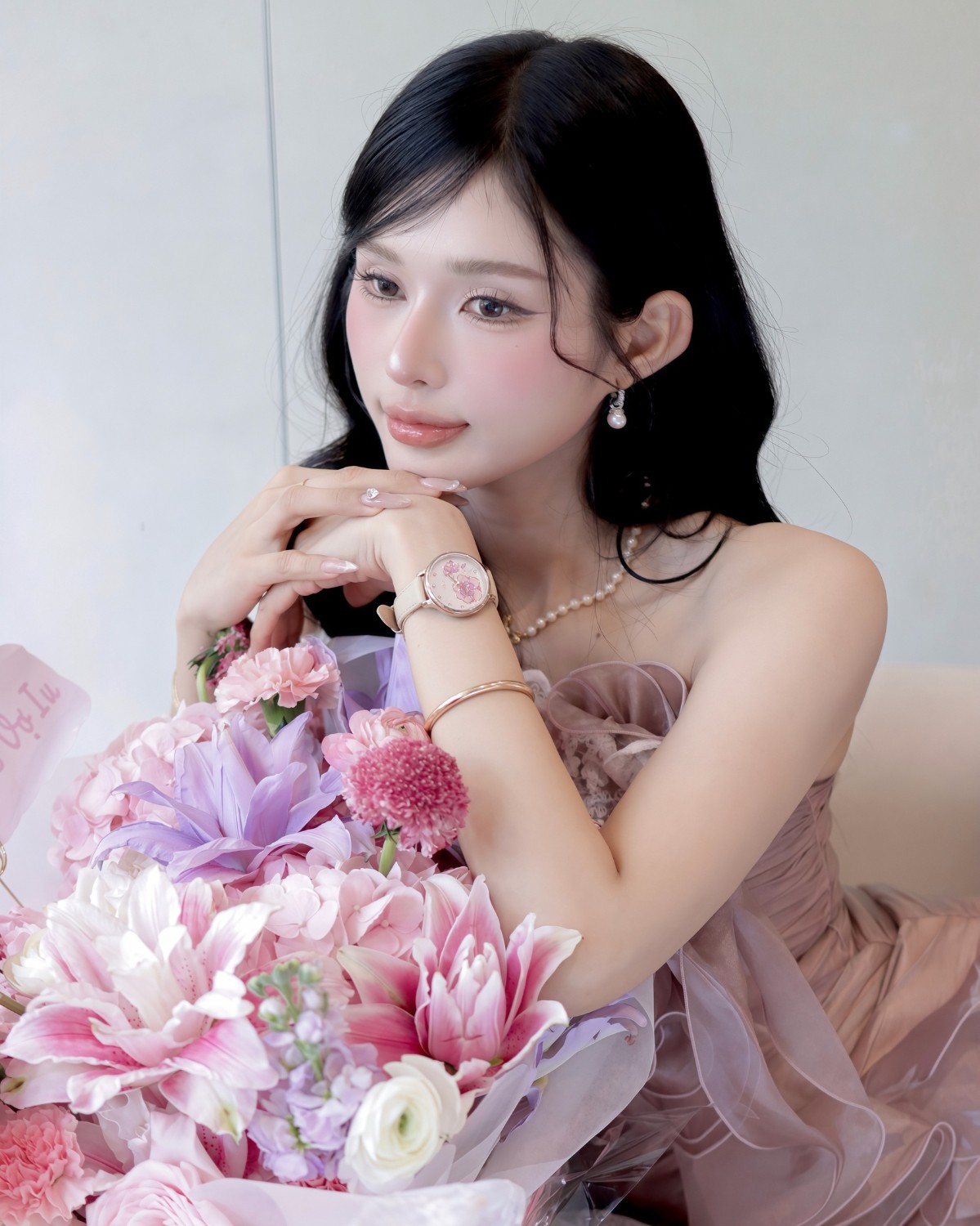 Linh Chiibi cùng đồng hồ Saga 54390-LGWTYL-2 trên tay