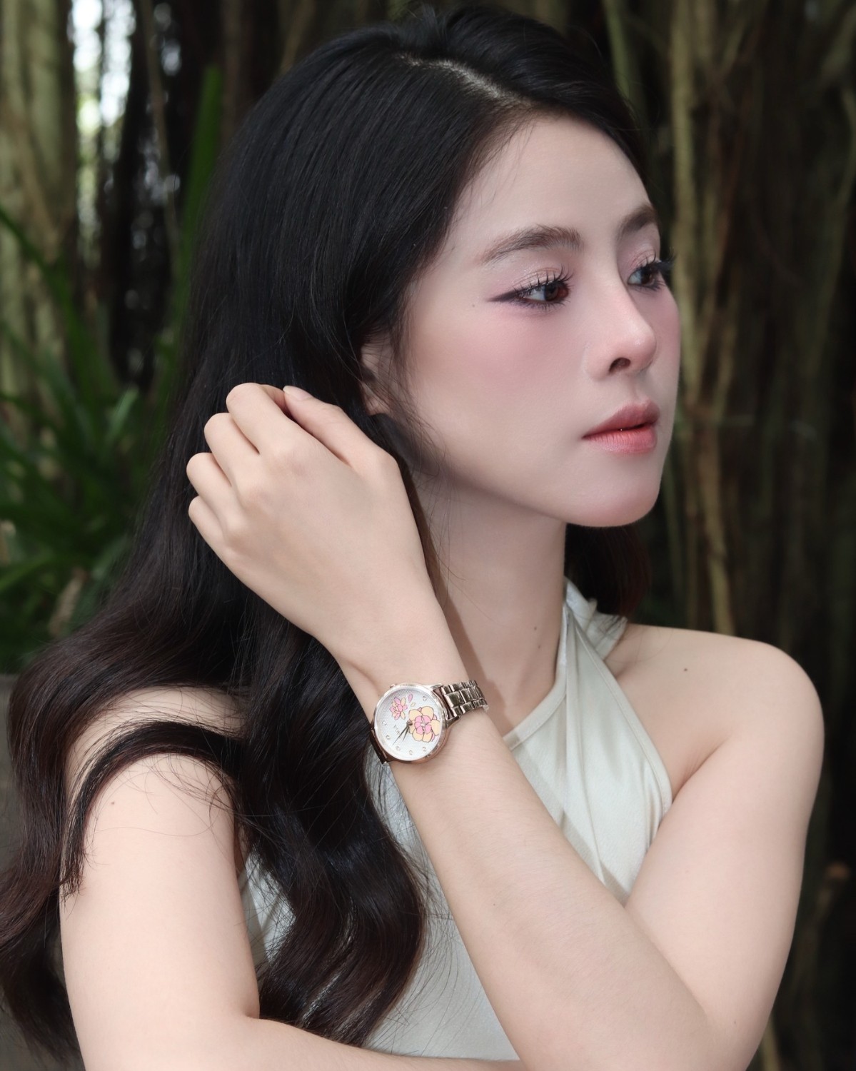 Thùy Dương diện đồng hồ Saga 54390-LGWTLG-2A