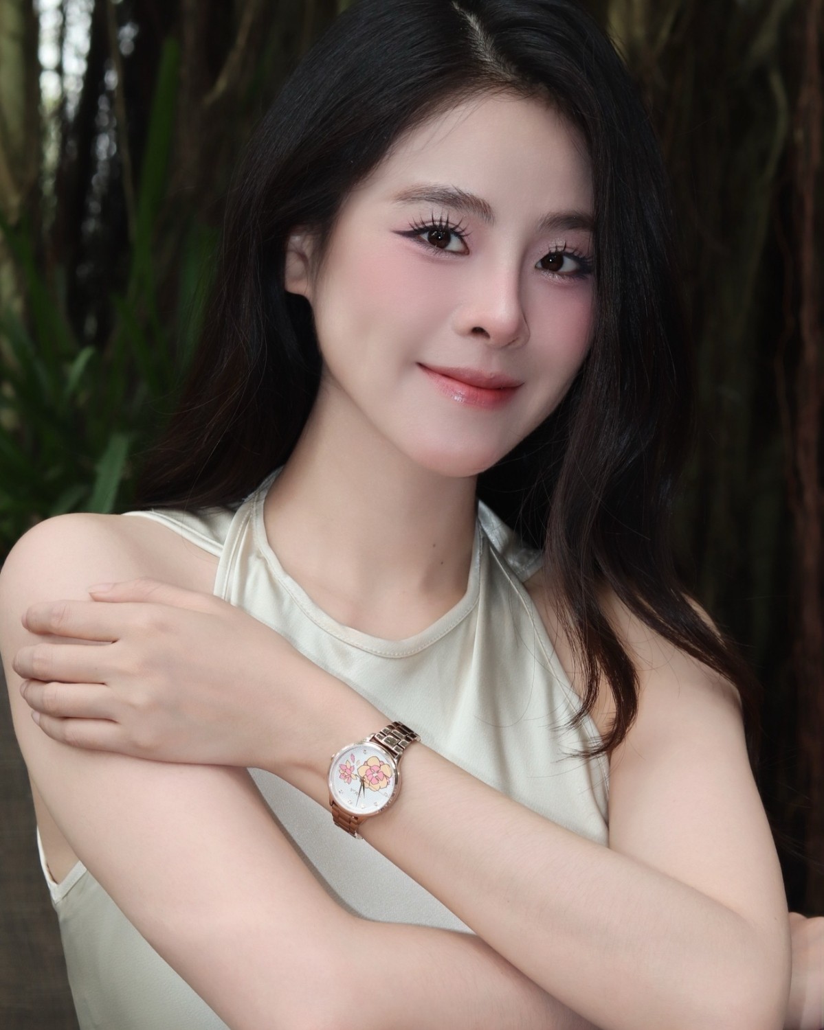 Thùy Dương và đồng hồ Saga 54390-LGWTLG-2A