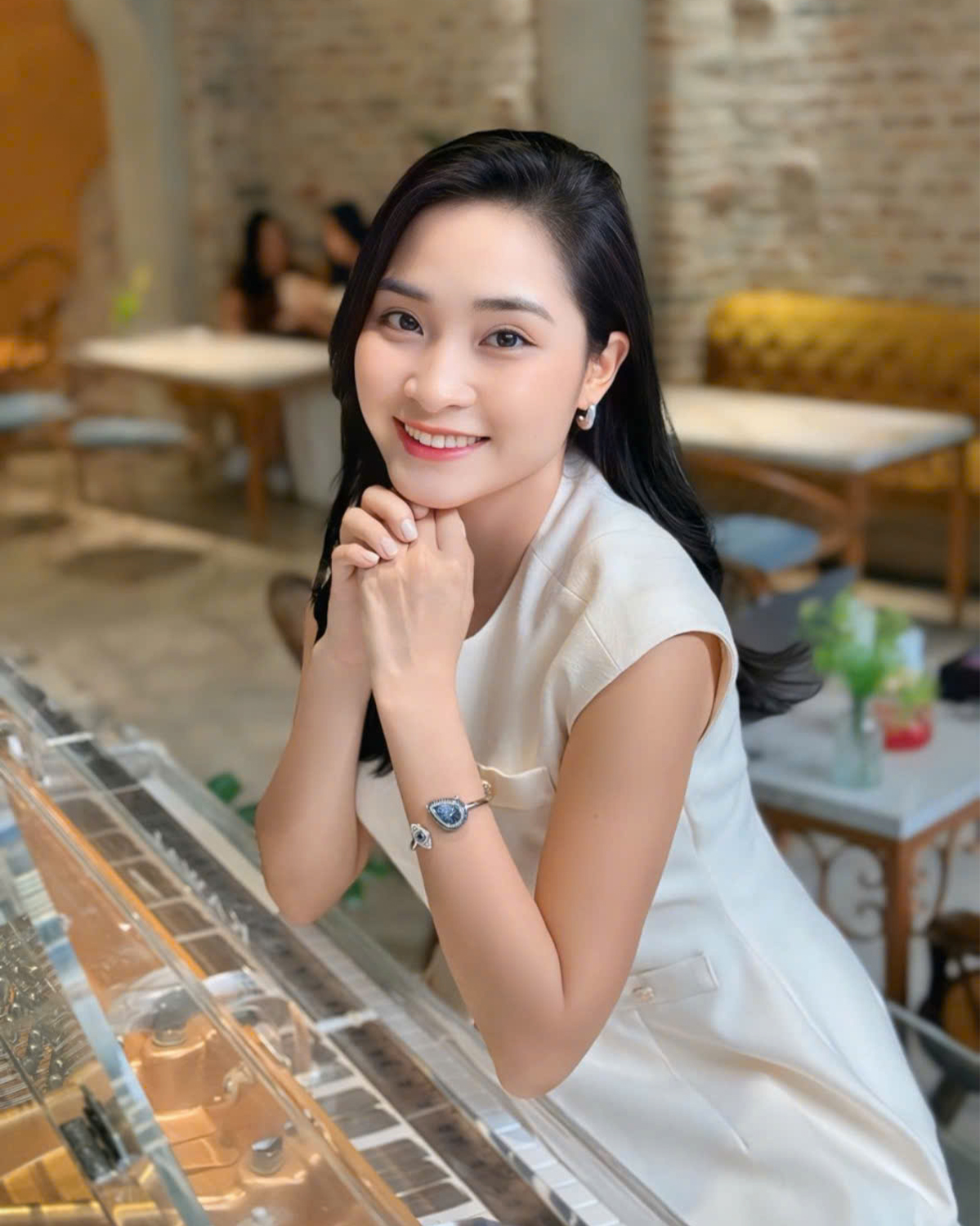 KOC Thu Huyền Nguyễn đeo trên tay chiếc đồng hồ 71865-SVBLSV-2S