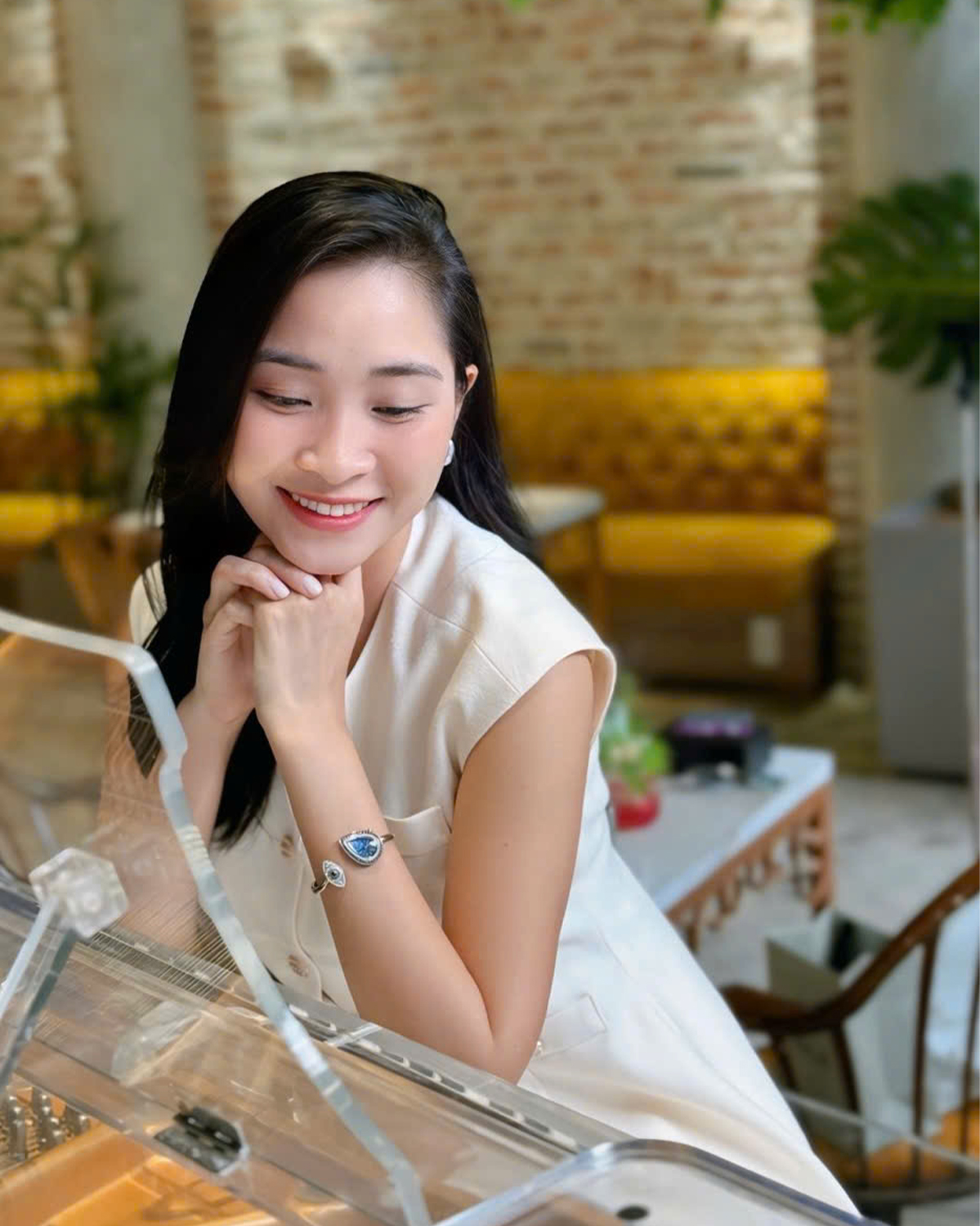 KOC Thu Huyền Nguyễn đang đeo chiếc đồng hồ Saga 71865-SVBLSV-2S.