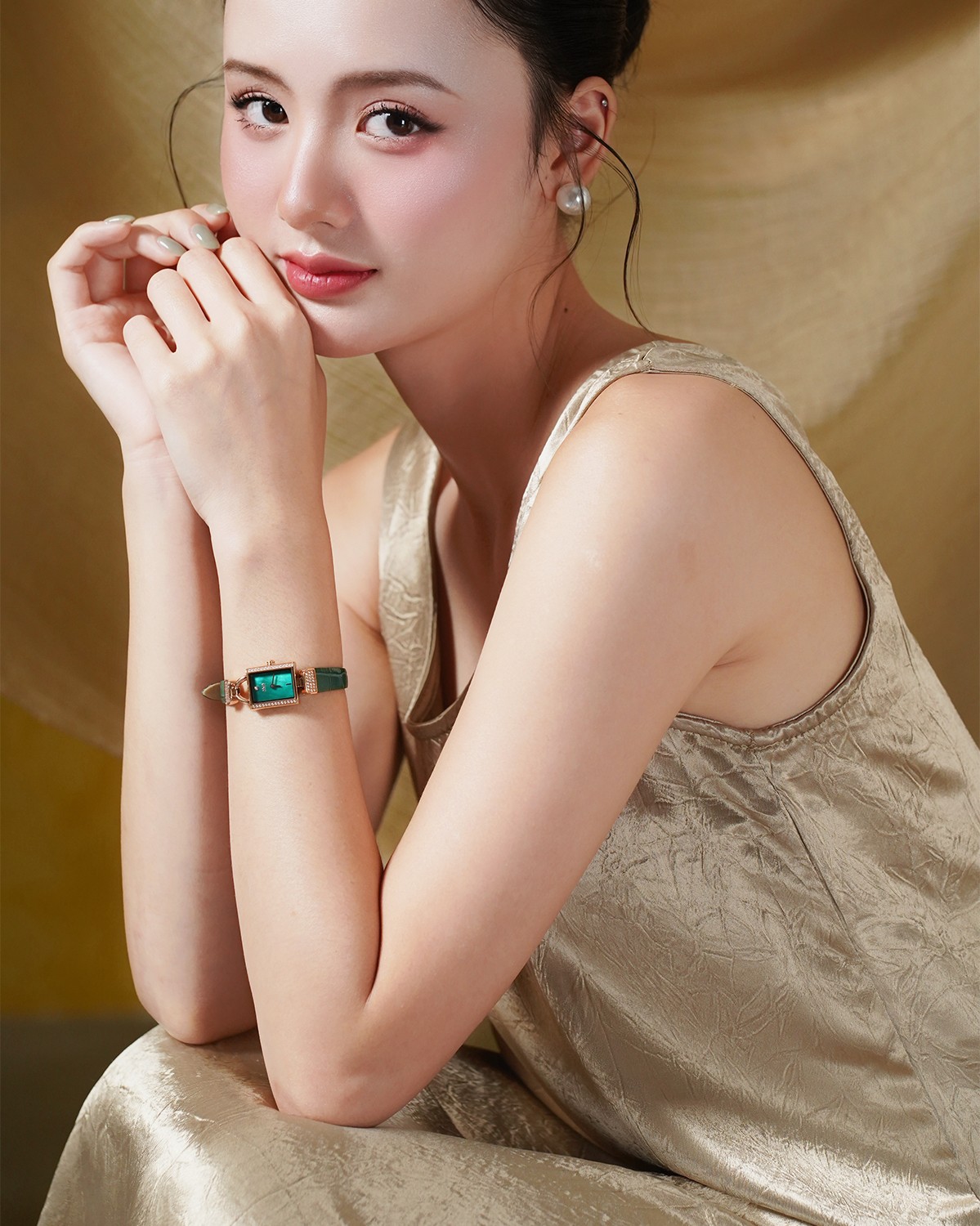 KOC Thanh Phương đeo Saga MOP Diamonds 71936-RGGRGR-2 - ảnh 2.