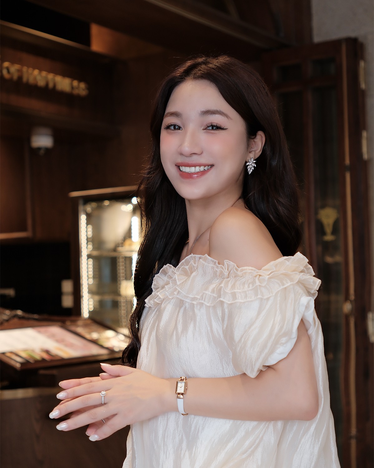 KOC Tiểu Ngọc đeo Saga MOP Diamonds 71936-CGMWWH-2A - ảnh 3