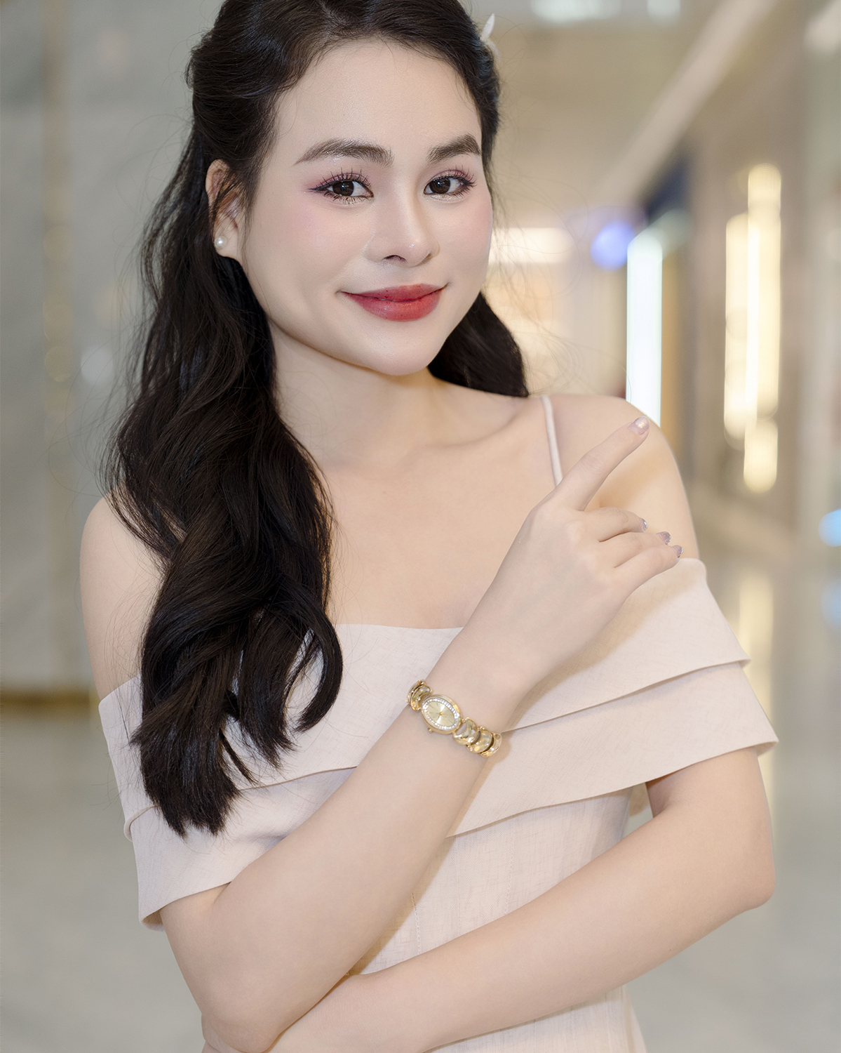 KOC Cao Nga đeo Saga Lunar Watch 71959-GPGPGP-2 - ảnh 4.
