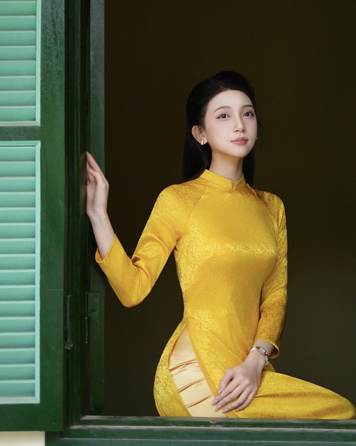 KOC Thùy Dung đeo Saga MOP Diamonds 71936-CGMWWH-2A - ảnh 4