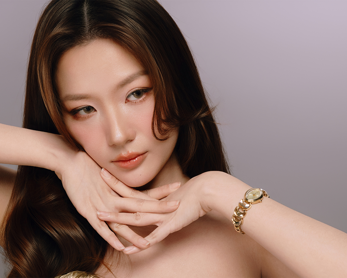 KOC Trà Nguyễn đeo Saga Lunar Watch 71959-GPGPGP-2 - ảnh 5.
