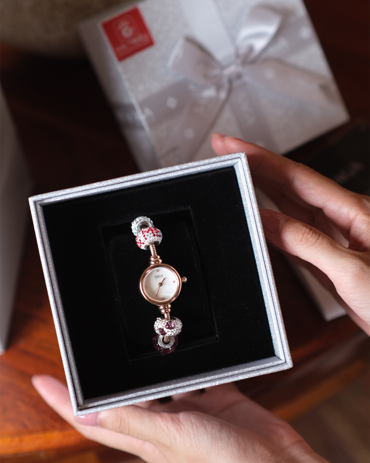 Saga Charm 53229-RGMWRG-7 – Mặt Số 20mm, Đính đá, xà cừ, charm đỏ, hồng tím 24 Đồng hồ Saga Charm 53229-RGMWRG-7.