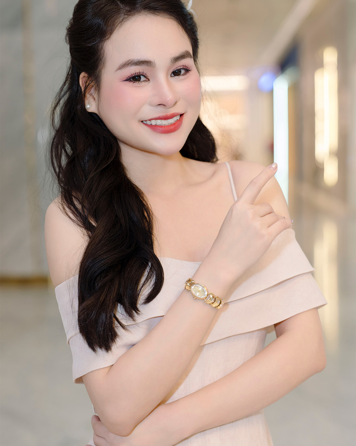 KOC Cao Nga đeo Saga Lunar Watch 71959-GPGPGP-2 - ảnh 1.