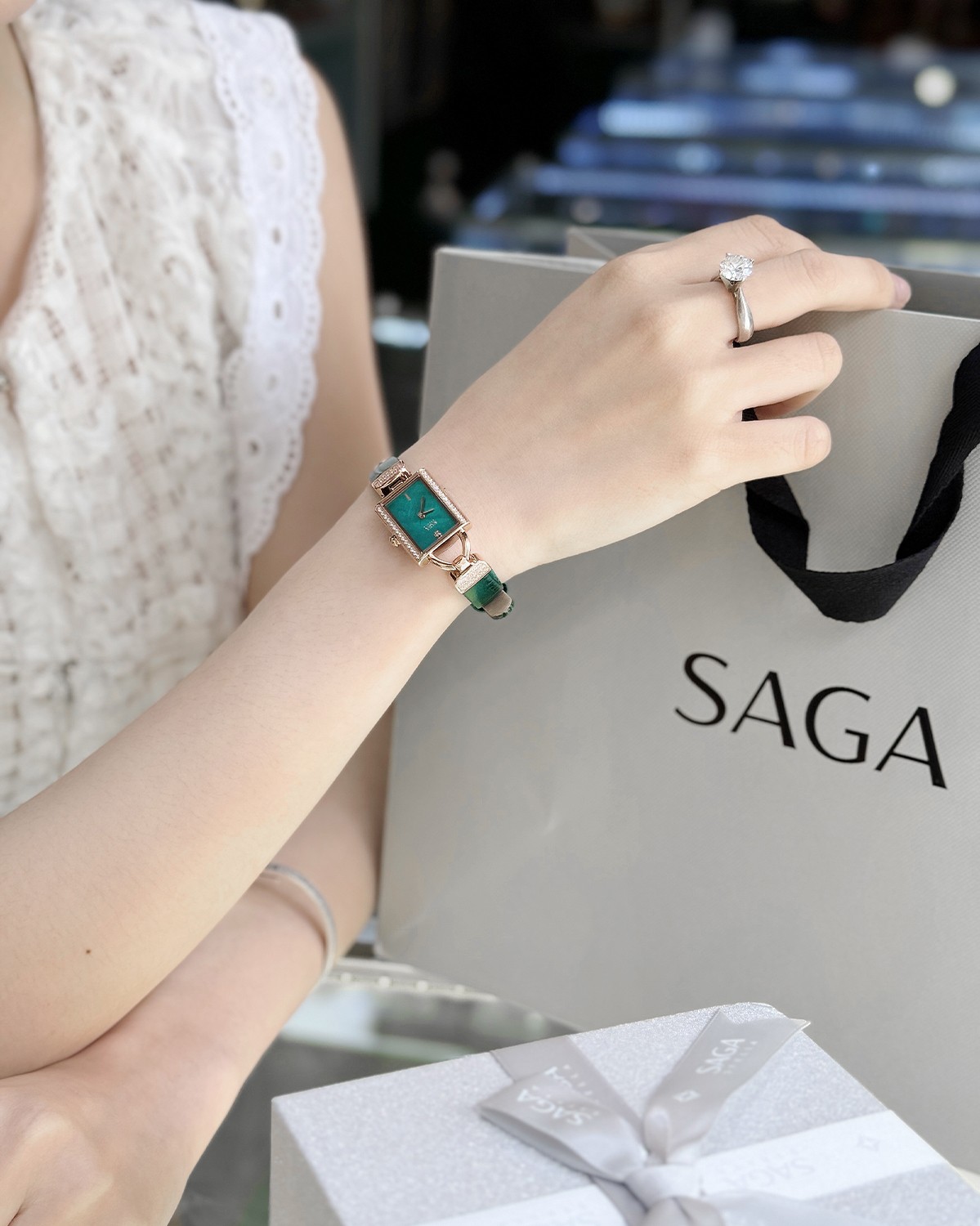 Saga MOP Diamonds 71936-RGGRGR-2 – Nữ – Kính cứng – Quartz (pin) – Kim cương thật vị trí 12 giờ – Dây da cá sấu – Khảm xà cừ 8 KOC Gia Linh đeo Saga MOP Diamonds 71936-RGGRGR-2.