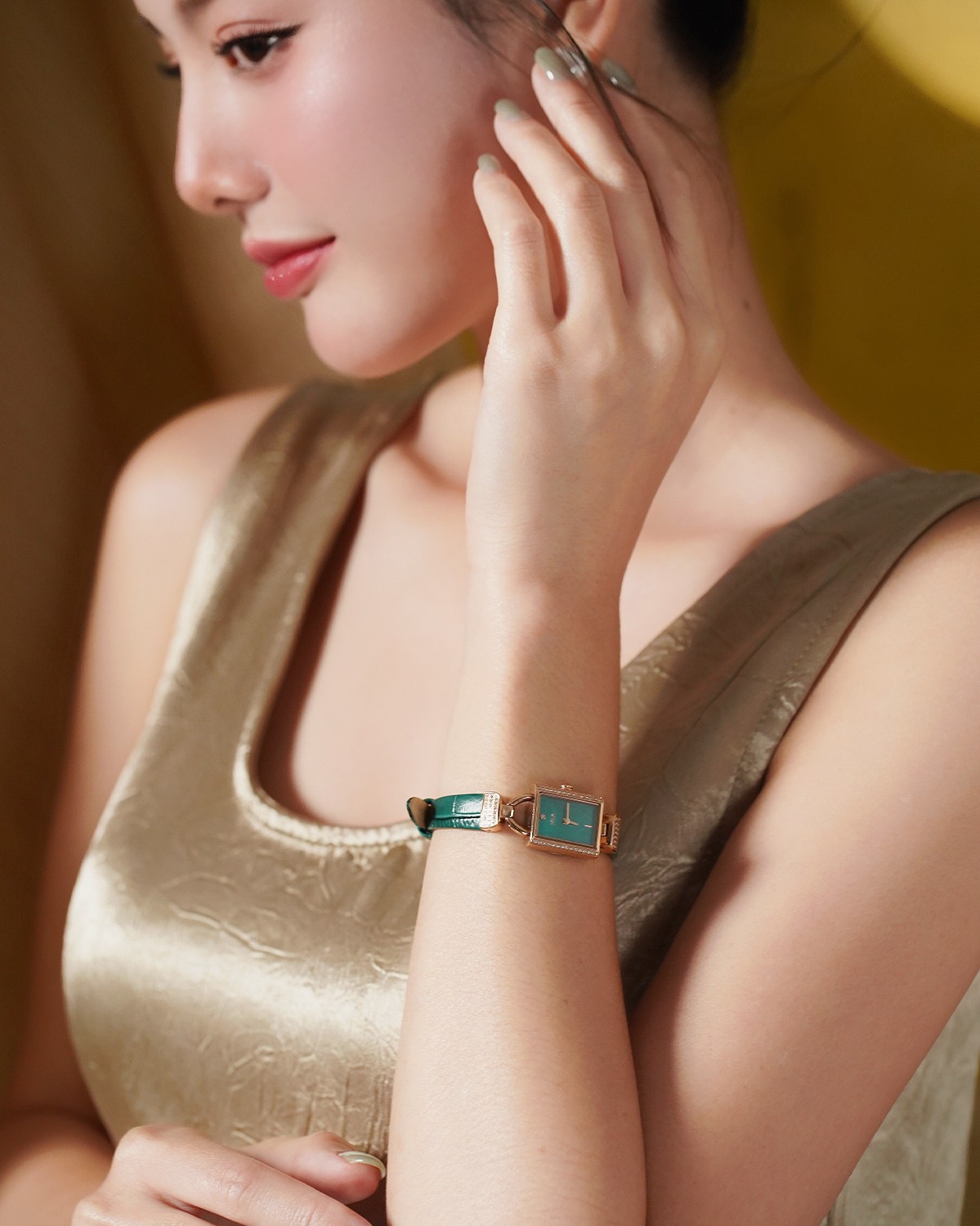 KOC Thanh Phương đeo Saga MOP Diamonds 71936-RGGRGR-2 - ảnh 1.