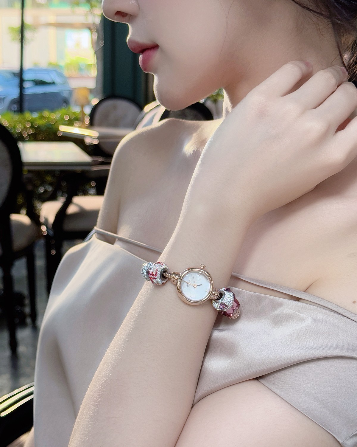 Saga Charm 53229-RGMWRG-7 – Mặt Số 20mm, Đính đá, xà cừ, charm đỏ, hồng tím 22 KOC Phí Linh đeo Saga Charm 53229-RGMWRG-7.