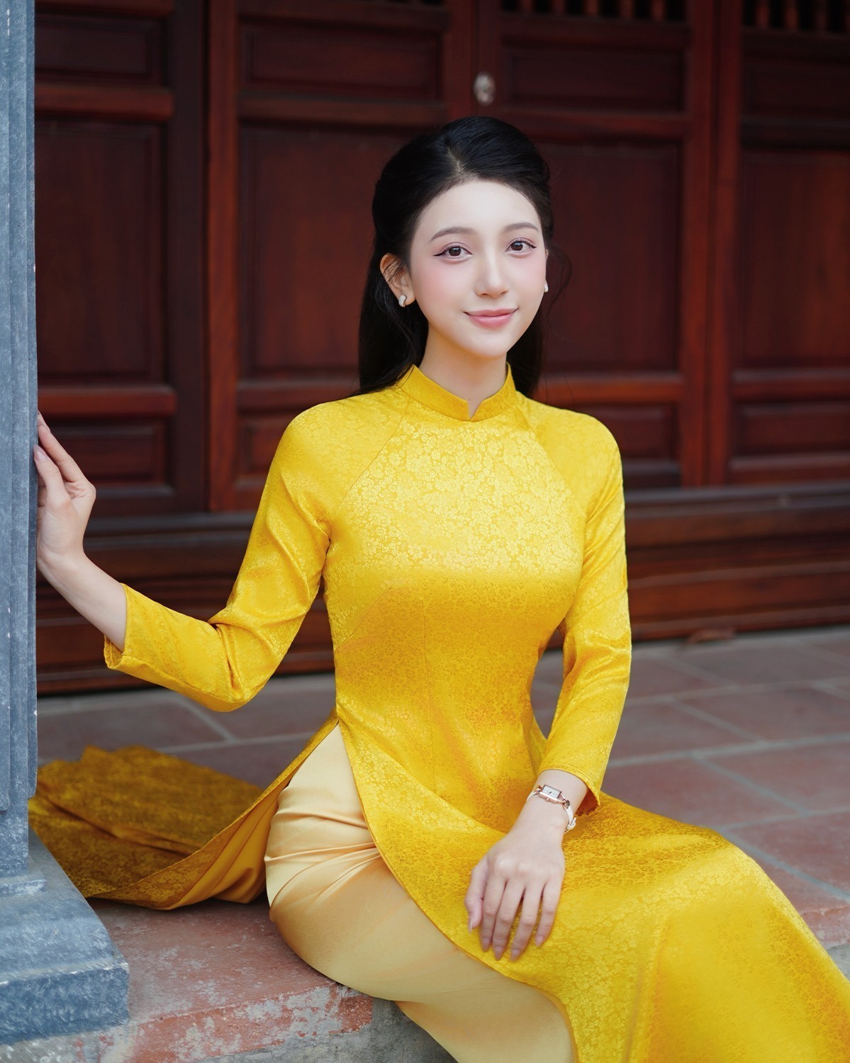 KOC Thùy Dung đeo Saga MOP Diamonds 71936-CGMWWH-2A - ảnh 1