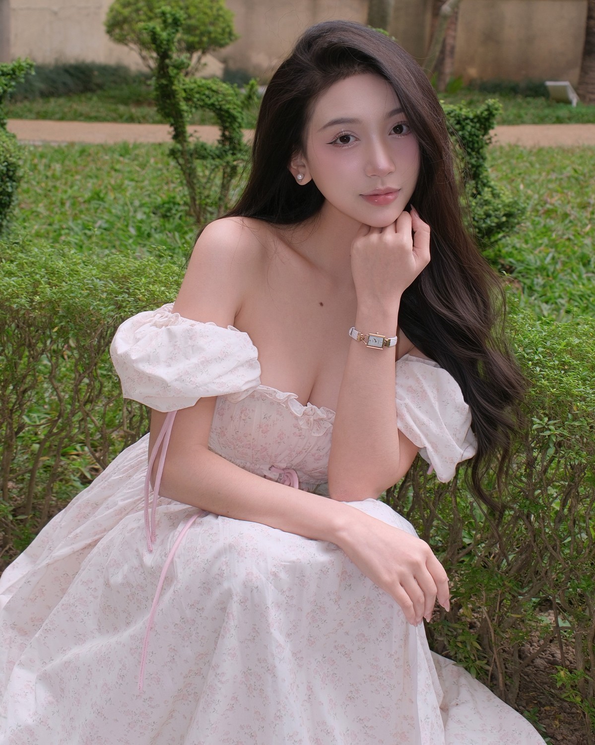 KOC Thùy Dung đeo Saga MOP Diamonds 71936-CGMWWH-2A - ảnh 1