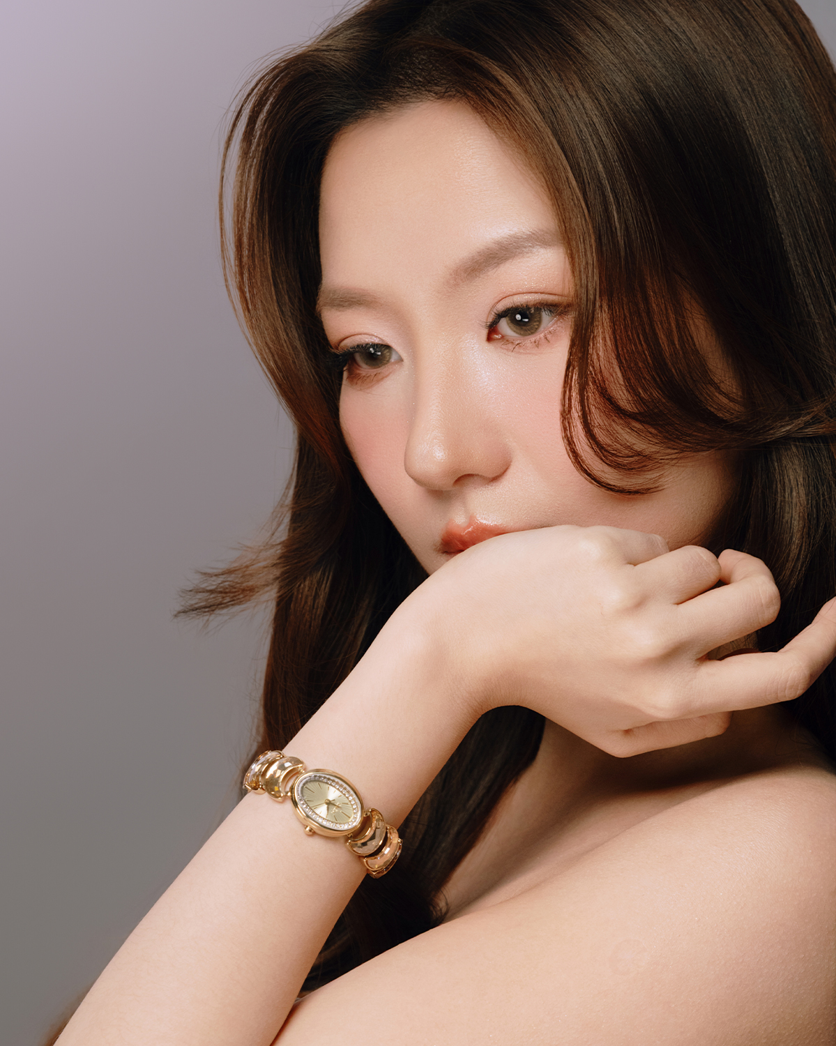 KOC Trà Nguyễn đeo Saga Lunar Watch 71959-GPGPGP-2 - ảnh 1.
